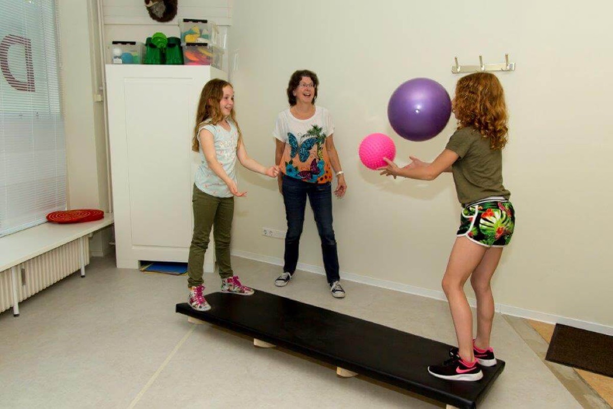 Speelse oefentherapie met een kind bij Dudok Kinderfysiotherapie